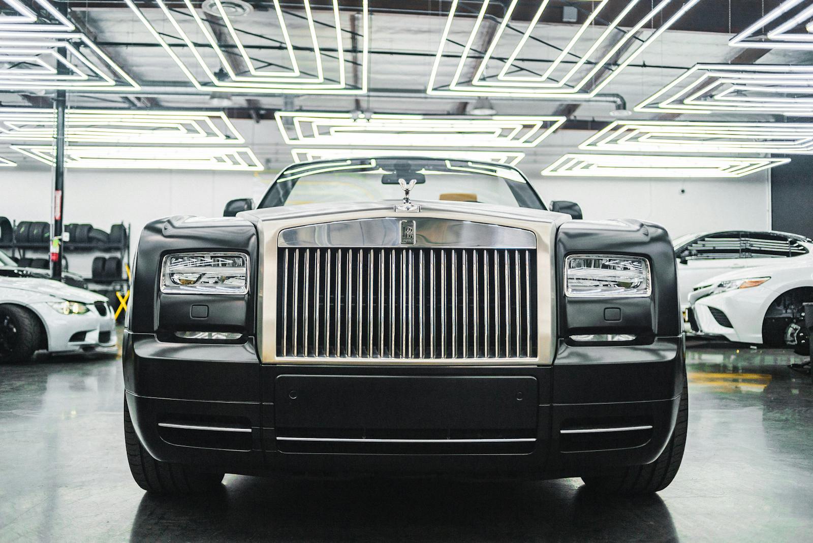People Public Auto Auction showroom